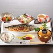 季節替わりの鮮魚と日替わりおばんざい。
・焼き魚　・小鉢
・サラダ　・蒸し物
・ご飯　　・汁もの
・お漬物