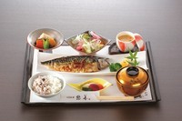 季節替わりの鮮魚と日替わりおばんざい。
・焼き魚 ・小鉢
・サラダ ・蒸し物
・ご飯 ・汁もの
・お漬物