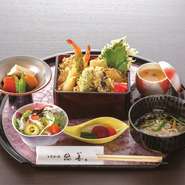 季節の素材を使った揚げたての天麩羅を日替わりのうどんと一緒に。
・小鉢　　・サラダ
・蒸し物　・小うどん