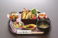 季節の素材を使った揚げたての天麩羅を日替わりのうどんと一緒に。
・小鉢
・サラダ
・蒸し物
・小うどん