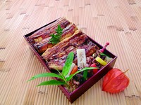 関西風とは違い、白焼きしてから蒸し上げますので、20分少々お時間をいただきます。
・肝吸い
・小鉢
・お漬物
特上(1本分・330g~340g):4500円
並(1/2ハーフカット・160g~180g):2880円