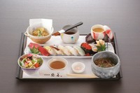 職人技が織りなす美食。選び抜かれた新鮮な食材に舌鼓。
・小鉢
・サラダ
・蒸し物
・天麩羅
・うどん
※仕入れの都合により、内容が変更となる場合がございます。