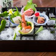 魚介は天然のものにこだわり、必ず現地に足を運んで食べて気に入った旬のものを仕入れています。信州長野は天然のきのこ、山菜が豊富。合成添加物を含まない調味料を使い、優しい味わいに仕上げています。
