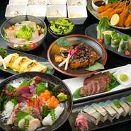 厳選した料理をたっぷりまとめて提供。かなで自慢の料理が、全10品並びます。海鮮串盛、お造り盛り合わせ、和牛ステーキがメインの「松」。宴会コースの一番人気です。