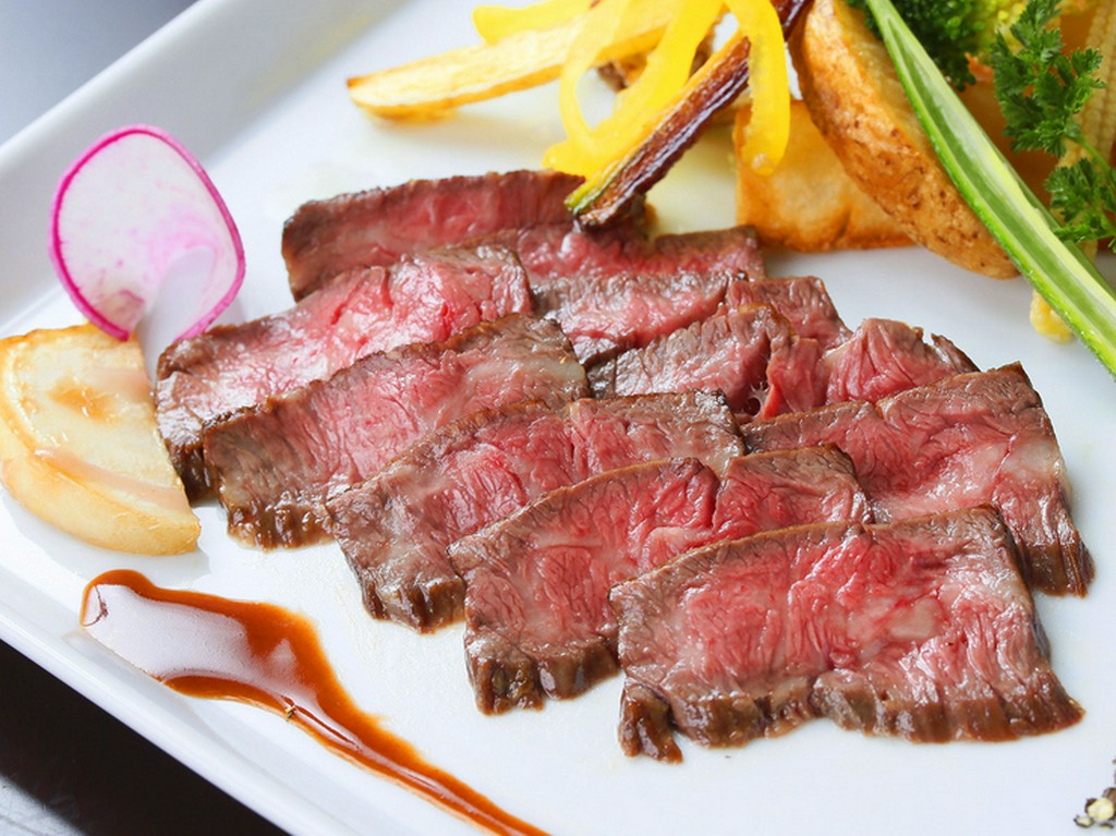 豊潤な飛騨牛の柔らかさが味わえるスペシャリテ『飛騨牛ハラミローストコース』