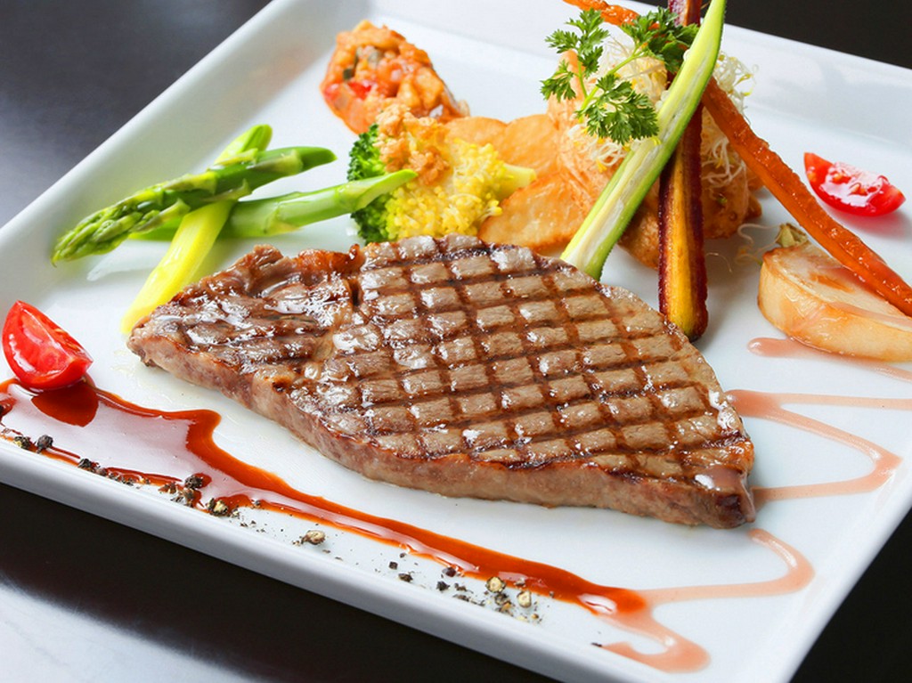 濃厚な肉の味わいを満喫できる『飛騨牛フィレステーキコース』 