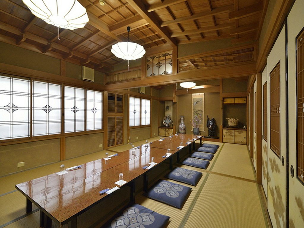 落ち着いた和の趣き。40名までの宴会ができる2階の大広間