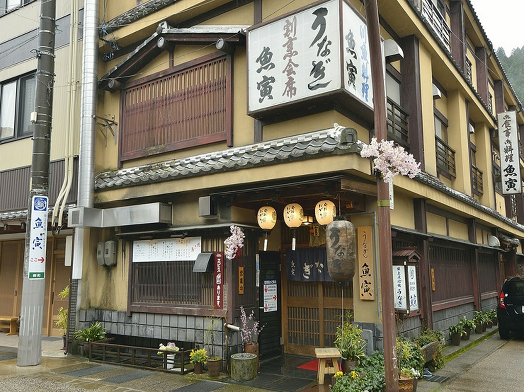 歴史を感じさせる外観。店の前には郡上八幡の清水が流れる用水路