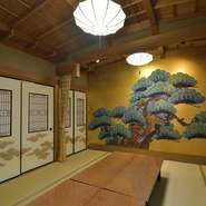 大広間の松の壁画は、旧店舗時代に絵師が描いたもの。先々代がこだわってしつらえた舞台の名残りだそうです。ツーリングのライダーさんたちが団体で利用することも多く、休憩がてらゆったりと過ごせます。