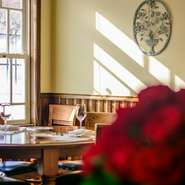 落ち着く仕切られたスペースで　ご予算に応じてご用意する季節のコース料理を一皿一皿味わいながら、大切なお客様をおもてなし。
お席の空き状況をご確認ください。