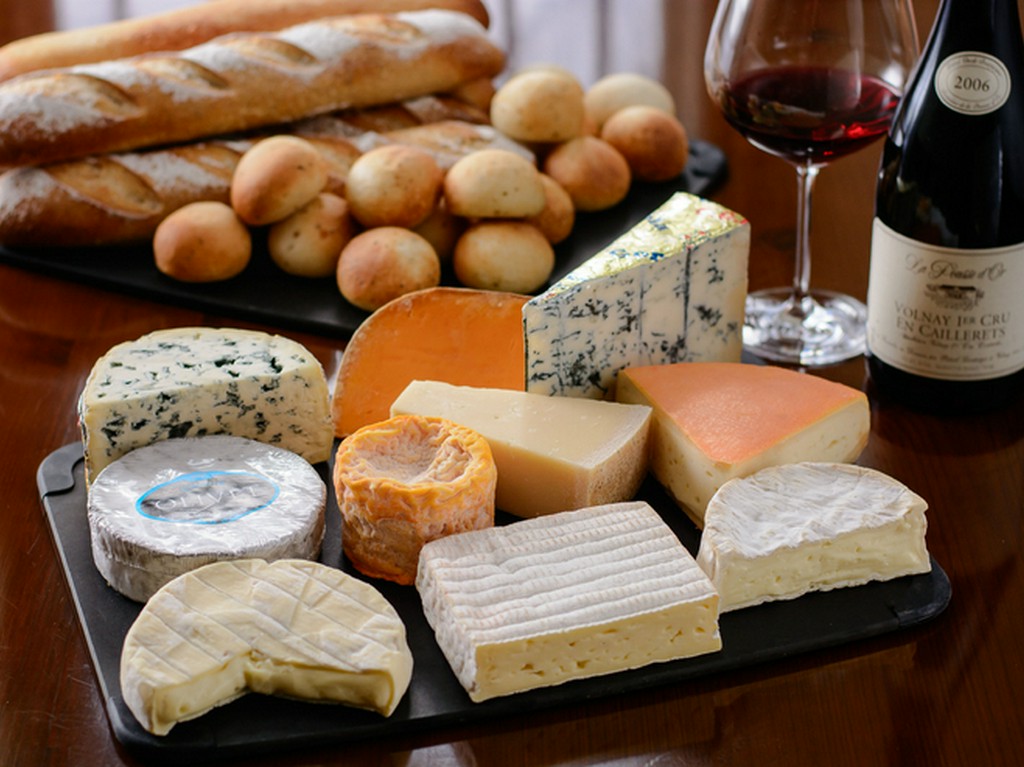 道産、フランス産の豊富なチーズ各種と『北海道産小麦「ゆめちから」で毎日店内で焼いている自家製パン』