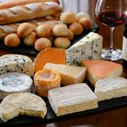 チーズは北海道産やフランス産を中心に豊富な種類を用意。珍しいチーズも多く、好みのチーズに出会うのも◎北海道産小麦「春よ恋」を使用したパンは店で毎日焼き上げ、小麦が持っている甘みを楽しめます。