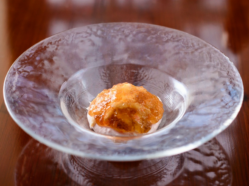 素材の良さが一体化した『赤蕪のムースとカニとクルスタッセのジュレ』