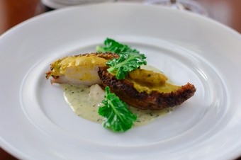 一口ごとに素材とソースの美味しさが溢れ出し、味わいを増す『函館産アワビのポアレ　香草ソース』