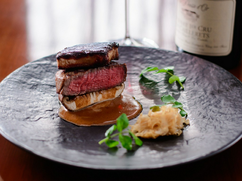 シェフこだわりの一皿『北海道産牛ヒレ肉のグリエ　フォアグラのポアレと福田農園王様椎茸』