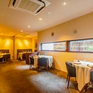 シンプルな外観が目を引く【L'oiseau par Matsunaga】。扉を開けると、喧噪を忘れさせる非日常の空間が広がります。四季折々の風景を映し出す庭を望むダイニングで、ゆっくり流れる上質な時間を楽しんではいかが。