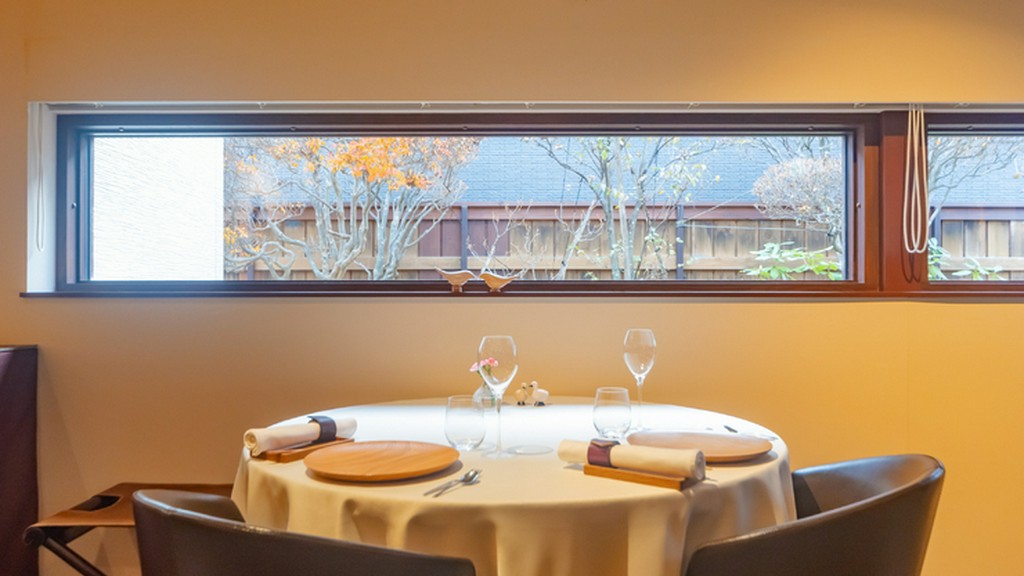 美食を囲み笑顔があふれる、素敵なデートを