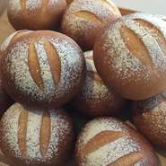 料理に添えられるパンは、もっちり、しっとりしたパンができる超強力小麦「ゆめちから」を使用。十勝産全粒粉も混ぜた自家製のパンです。噛みしめるたびに伝わる、小麦のしっかりとした風味が魅力です。