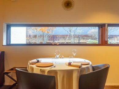 美食を囲み笑顔があふれる、素敵なデートを