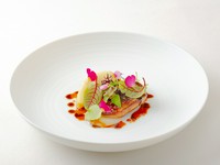 フランス産のフォアグラを使用し、表面はカリッと香ばしく、中はジューシーに仕上げた逸品。北海道七飯産のリンゴをコンポートとコンフィチュールにして添え、フォアグラとの絶妙な相性を引き立てています。