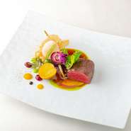 函館産の鹿肉を使用した肉料理。地元のハンターが丁寧に処理した肉を、熟成させ過ぎず、ピュアな味わいを楽しめるよう仕上げています。ソースには黒コショウやカレーなどのスパイスを使用し、味に深みをプラス。