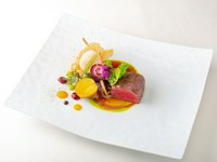 函館産の鹿肉を使用した肉料理。地元のハンターが丁寧に処理した肉を、熟成させ過ぎず、ピュアな味わいを楽しめるよう仕上げています。ソースには黒コショウやカレーなどのスパイスを使用し、味に深みをプラス。