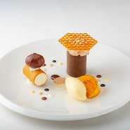 北海道産の栗を圧力鍋で調理し、庄内柿をキャラメリゼにしています。クッキーの中には、庄内柿のコンフィチュールやヘーゼルナッツとチョコレートのクリームを入れて。食感の違いも楽しめる贅沢な一皿です。
