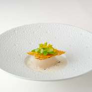 リゾットには米を使用せず、もち麦と黒米を使用。クリーミーなソースにパルメザンチーズのコクを加えた、味わい深い一品です。さらに、カリカリ食感のパルメザンチーズチュイルを合わせ、アクセントを加えています。