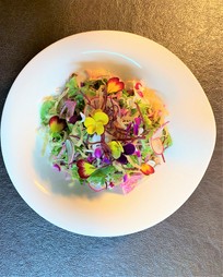 北海道の旬の食材を盛り込んだ、四季折々の風土を感じられるコースです.
