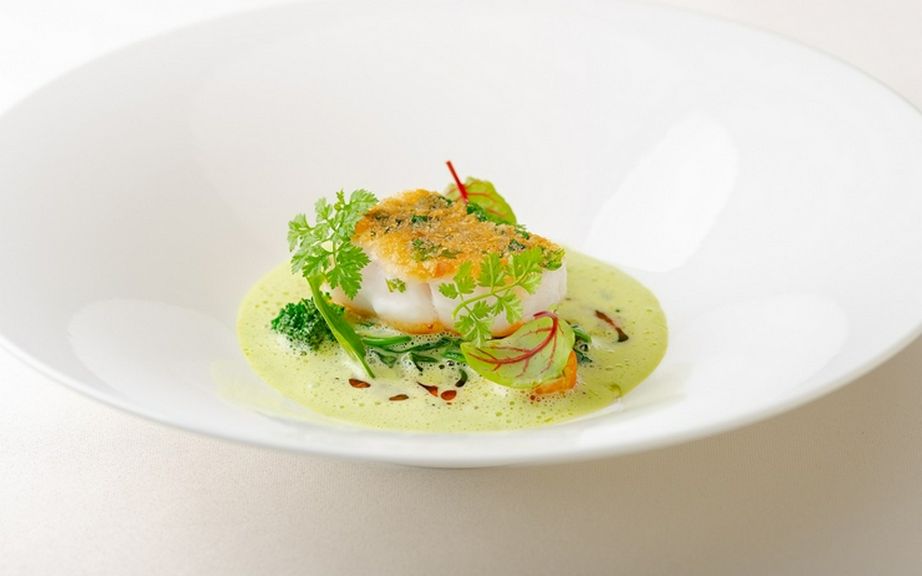 ブールノワゼットソースを添えて提供する『真ソイとほうれん草』