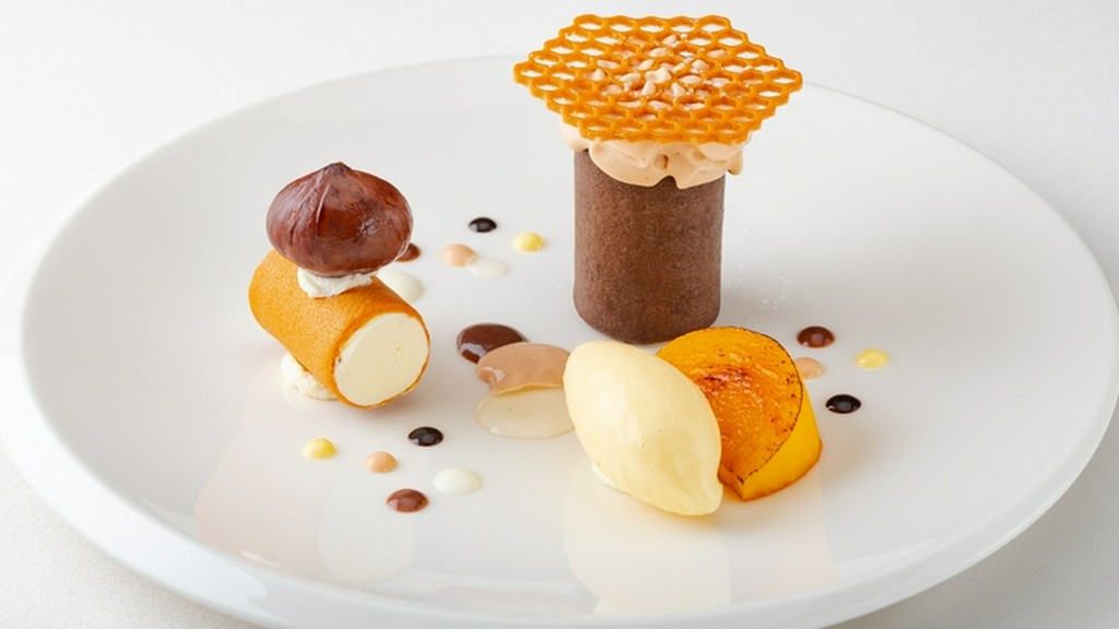 かな栗の風味と柿の甘さが広がる『デザート　柿と栗』