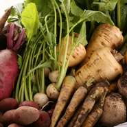農家の方がこだわりやプライドを持って栽培する野菜は美味しいもの。フランス料理は魅せる料理、野菜の彩りや美味しさを前面に出す一皿を心がけている為、野菜は厳選素材のみ仕入れています。
