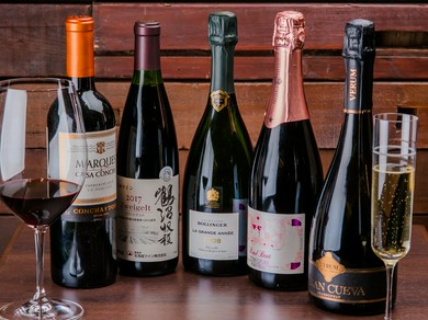 世界各国の葡萄の恵みが凝縮。選ぶ時間が楽しくなる豊富なワイン