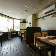 コースメニューを注文された方は、別途1500円で120分制の飲み放題をつけられます。生ビール（サッポロクラシック）、ワイン、日本酒、焼酎、サワーなど14種以上用意しています。