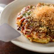 食感にこだわりがあり、キャベツはあえて粗みじん切り。特製の生地は軽めに仕上げてありいくらでも食べられそうです。