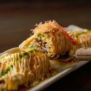 一般的にとん平焼きといっても定義は特にありません。当店のとん平焼きは和食出身の僕らしくカツオ出汁のきいたあんをたっぷりとかけた自信作です。見た目はボリュームがありますが、女性でもペロッと食べられます。