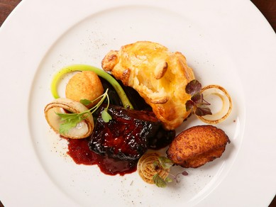 味わい深いフランス料理と一緒に楽しみたい、ワインが勢揃い