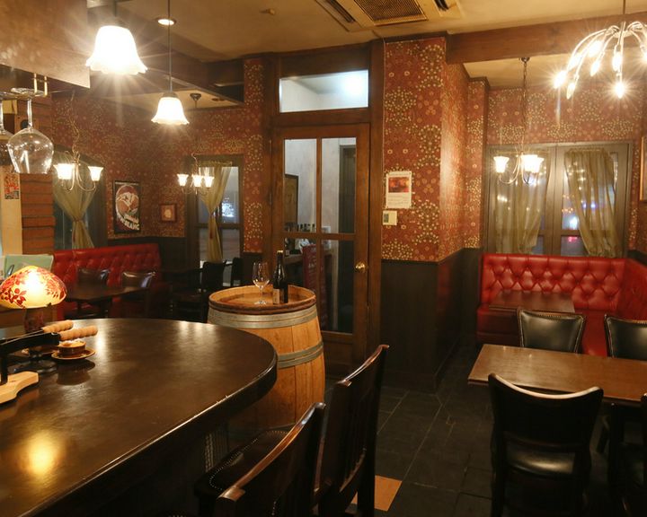 広々としたカウンター席で楽しむ、北海道の食の幸とワイン