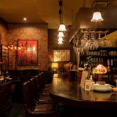 広々としたカウンター席で楽しむ、北海道の食の幸とワイン