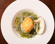 旬の鮮魚や野菜等を用いた一品
コースの前菜としても,アラカルトでの御注文でも
ご利用可能です。