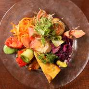 北海道産の旬の野菜をたっぷり使用。来店された方の9割が注文するというオープン以来の人気メニューです。数名での取り分けが可能。彩りも美しいので、前菜の盛り合わせのイメージでどうぞ。