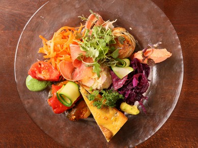 北海道産の旬の野菜が盛りだくさん。彩り豊かな『地場野菜たっぷりメリメロサラダ』