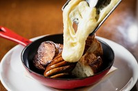 Open以来変わらず人気のラクレットチーズ焼き
観光のお客様にも大人気の北海道のチーズを使った料理
色々取り揃えております。