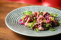 低温調理でしっとり仕上げました。トリュフ風味のソースで
お召し上がり下さい。