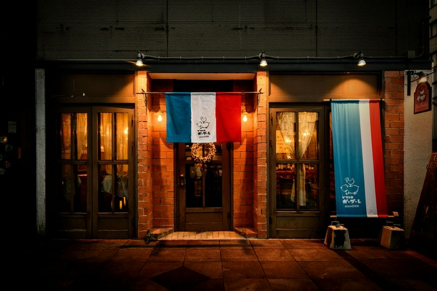 大人数でワイワイと、にぎやかな時間を楽しめるワインバー