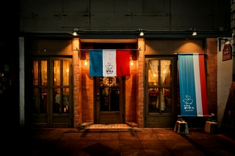 大人数でワイワイと、にぎやかな時間を楽しめるワインバー