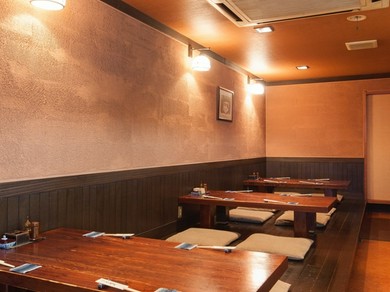 優しい照明が照らし出す、落ち着いてくつろげる雰囲気の店内