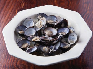 宍道湖産のしじみにこだわった『大粒しじみの酒蒸し』
