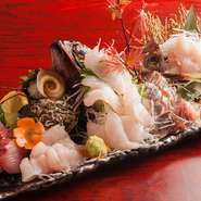 新鮮な海の幸が揃った『地魚造り盛り合わせ』　（2人前）　　