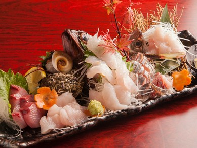 新鮮な海の幸が揃った『地魚造り盛り合わせ』　（2人前）　　